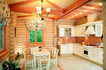 Уютные кухни в деревянных домах