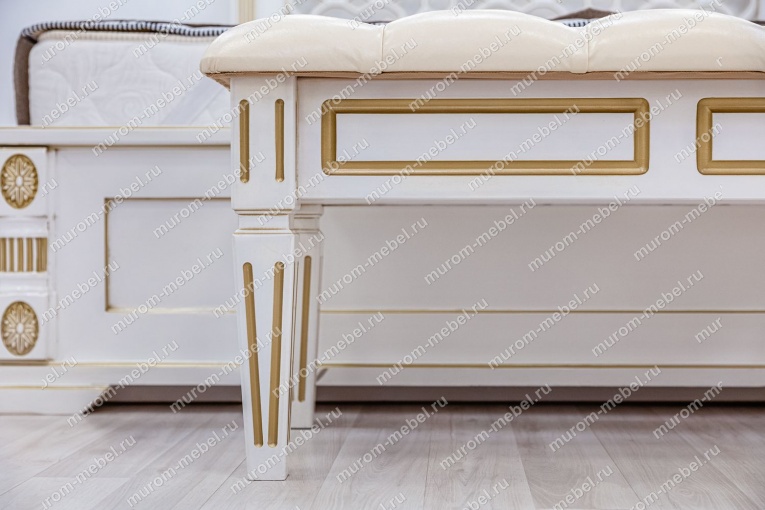 Фото Банкетка с каретной стяжкой (белая эмаль с золотой патиной) от производителя 'Муром-Мебель'