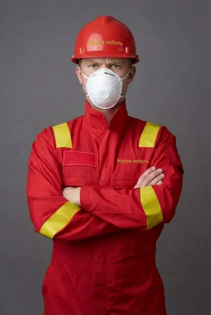 На фото изображен сотрудник компании