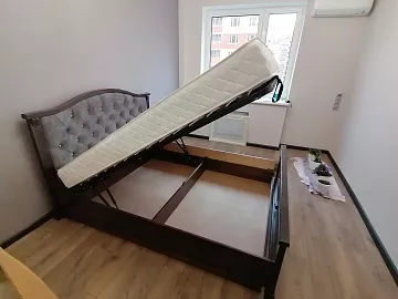 Кровать Кливия с мягкой спинкой из дуба