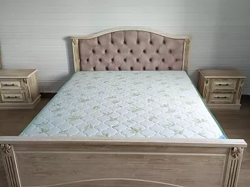 Кровать Кливия с мягкой спинкой из дуба
