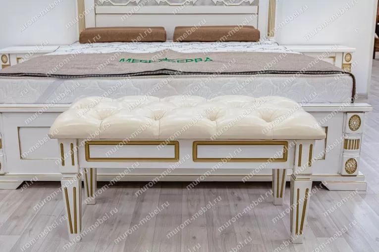 Фото Банкетка с каретной стяжкой (белая эмаль с золотой патиной) от производителя 'Муром-Мебель'