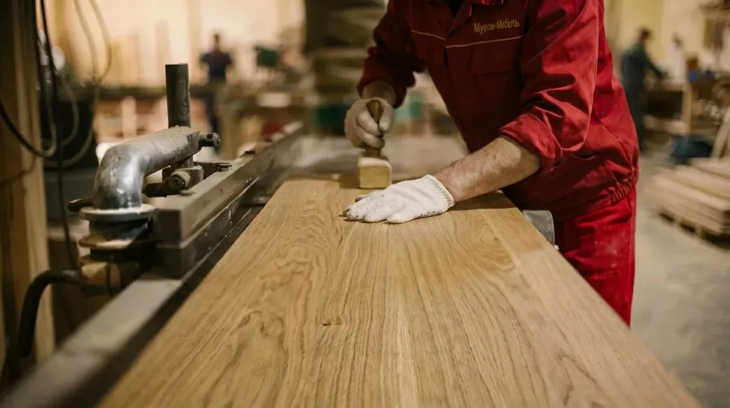 На фото изображена обработка дерева струбциной